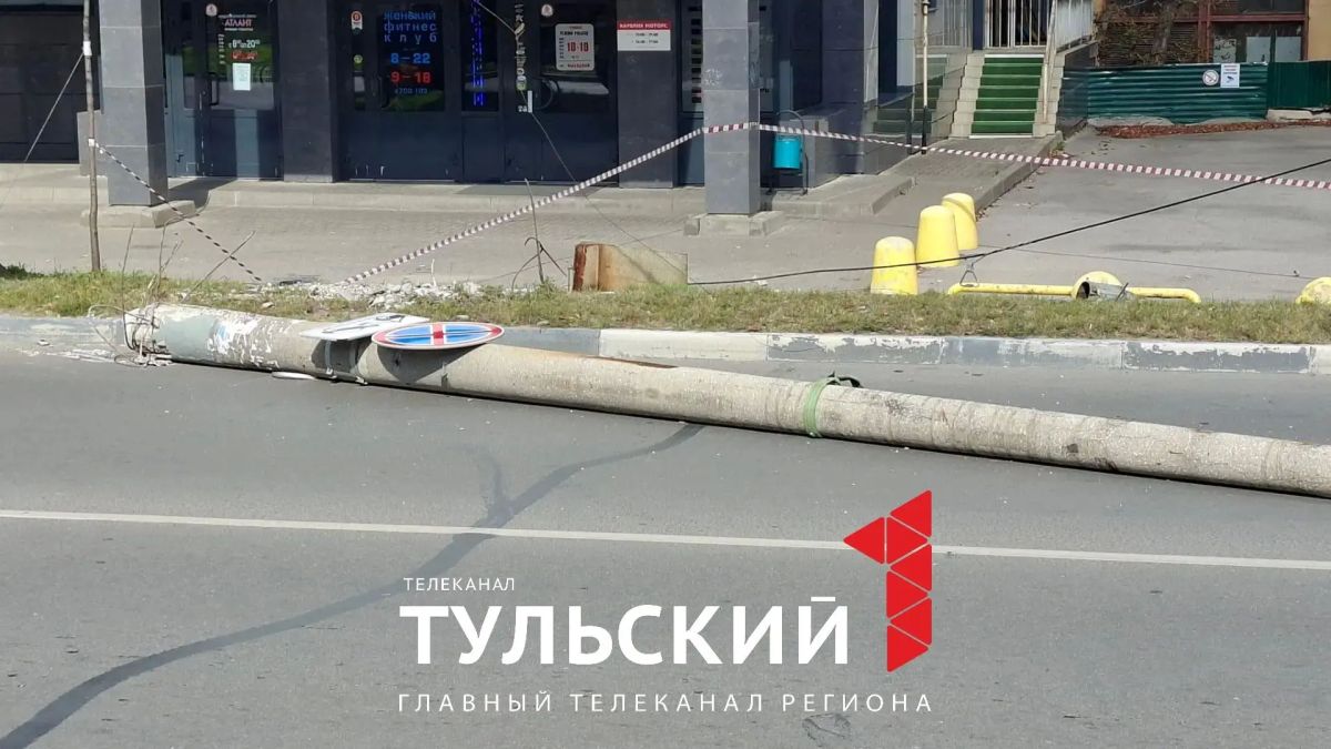 В центре Тулы из-за упавших столбов перекрыли движение В центре Тулы из-за упавших столбов перекрыли движение