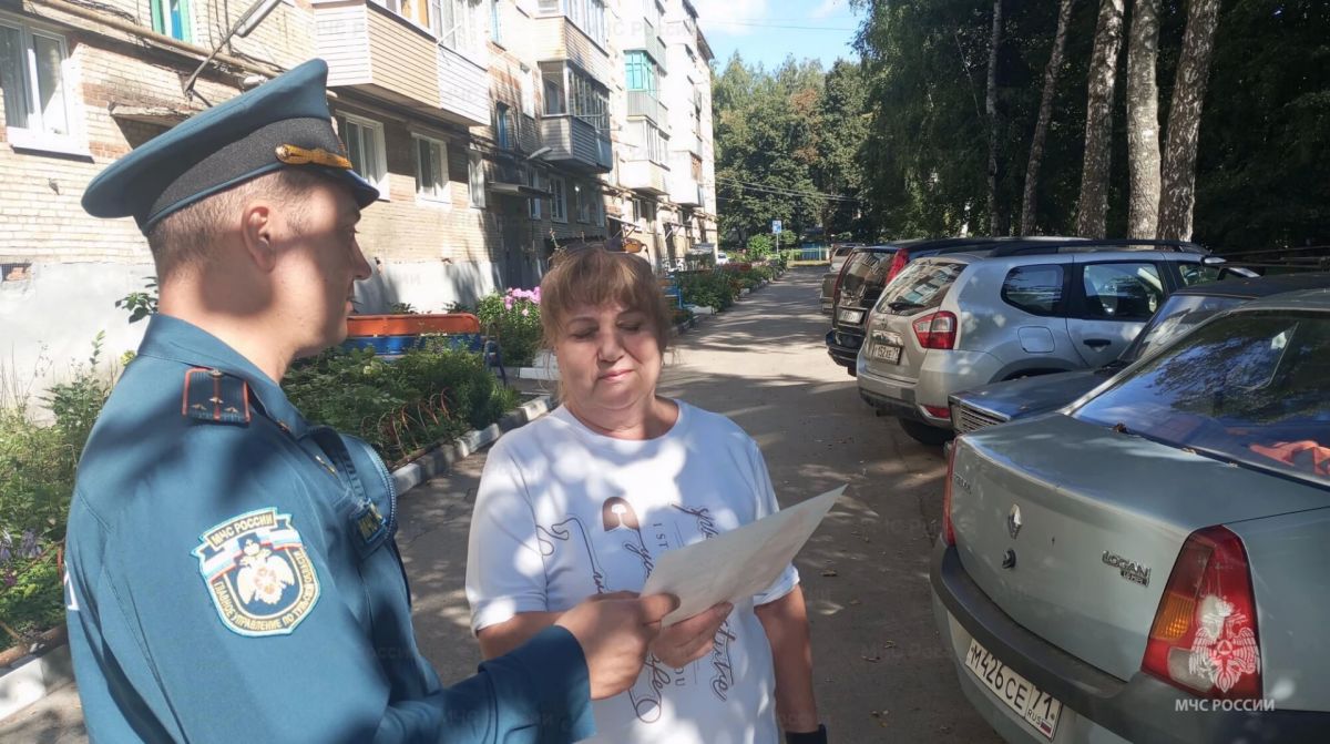 Профилактика пожаров: сотрудники МЧС России проводят подворовые обходы и встречи с населением Профилактика пожаров: сотрудники МЧС России проводят подворовые обходы и встречи с населением