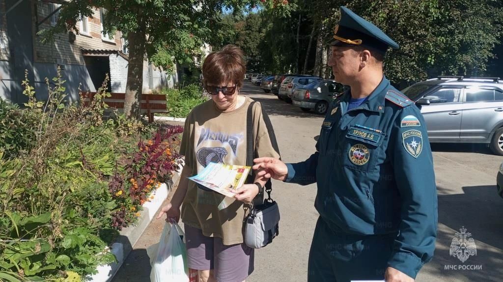 Профилактика пожаров: сотрудники МЧС России проводят подворовые обходы и встречи с населением Профилактика пожаров: сотрудники МЧС России проводят подворовые обходы и встречи с населением