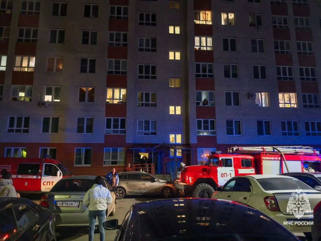 Поздним вечером в понедельник загорелась квартира на втором этаже многоквартирного дома на улице Новоселов в поселке Западный под Тулой Поздним вечером в понедельник загорелась квартира на втором этаже многоквартирного дома на улице Новоселов в поселке Западный под Тулой
