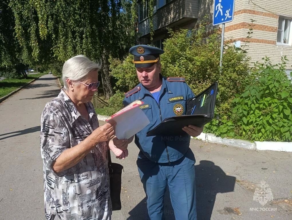 Профилактика пожаров: сотрудники МЧС России проводят подворовые обходы и встречи с населением Профилактика пожаров: сотрудники МЧС России проводят подворовые обходы и встречи с населением