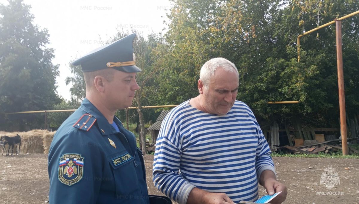 Профилактика пожаров: сотрудники МЧС России проводят подворовые обходы и встречи с населением Профилактика пожаров: сотрудники МЧС России проводят подворовые обходы и встречи с населением