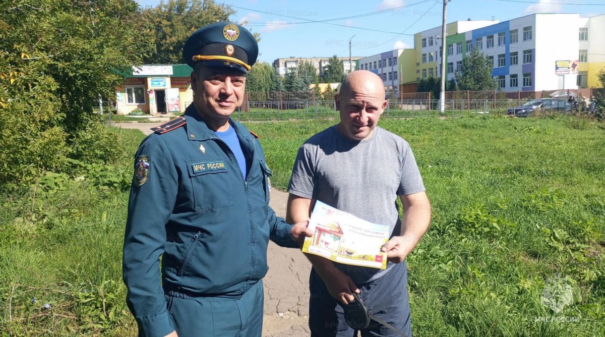 Профилактика пожаров: сотрудники МЧС России проводят подворовые обходы и встречи с населением Профилактика пожаров: сотрудники МЧС России проводят подворовые обходы и встречи с населением