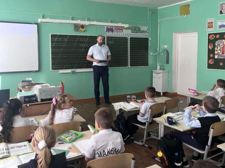 Депутаты Тульской городской Думы проводят тематические уроки по правилам безопасности дорожного движения в школах Депутаты Тульской городской Думы проводят тематические уроки по правилам безопасности дорожного движения в школах