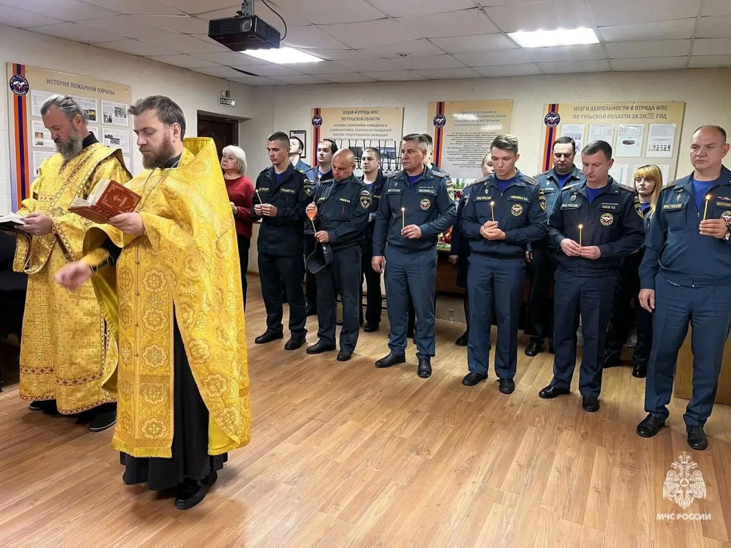По всей Тульской области спасатели приняли участие в благодарственных молебнах в честь иконы Божией Матери «Неопалимая Купина» По всей Тульской области спасатели приняли участие в благодарственных молебнах в честь иконы Божией Матери «Неопалимая Купина»