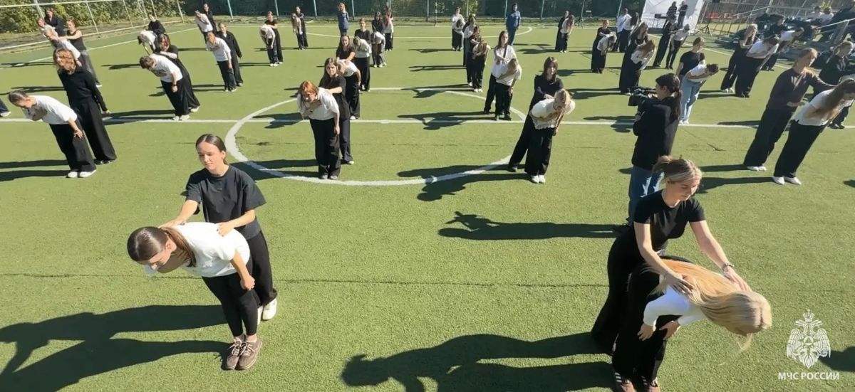 В Туле сотрудники МЧС России провели со студентами флешмоб по оказанию первой помощи В Туле сотрудники МЧС России провели со студентами флешмоб по оказанию первой помощи