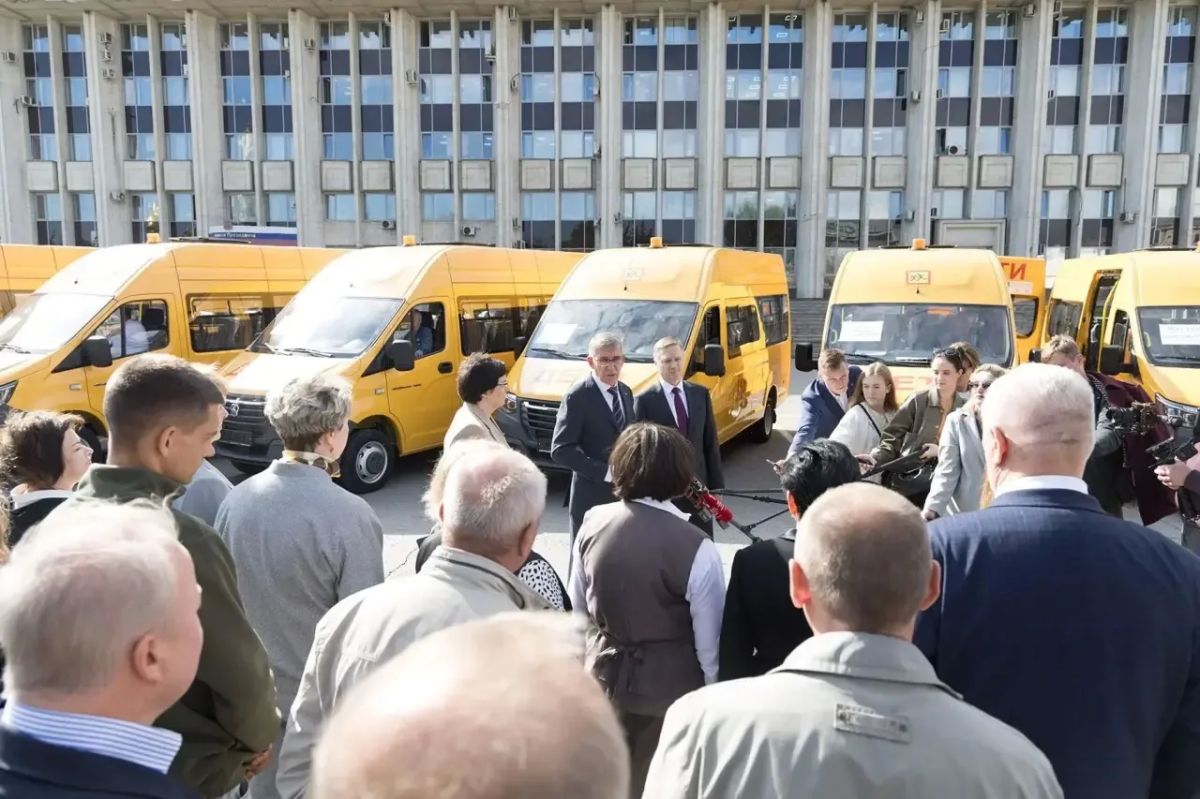Дмитрий Миляев: Школьный автопарк региона стал больше на 12 автобусов Дмитрий Миляев: Школьный автопарк региона стал больше на 12 автобусов