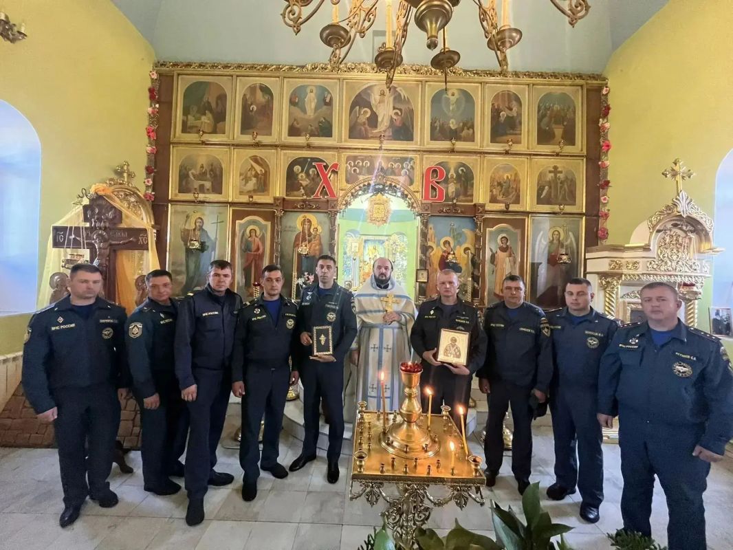 По всей Тульской области спасатели приняли участие в благодарственных молебнах в честь иконы Божией Матери «Неопалимая Купина» По всей Тульской области спасатели приняли участие в благодарственных молебнах в честь иконы Божией Матери «Неопалимая Купина»