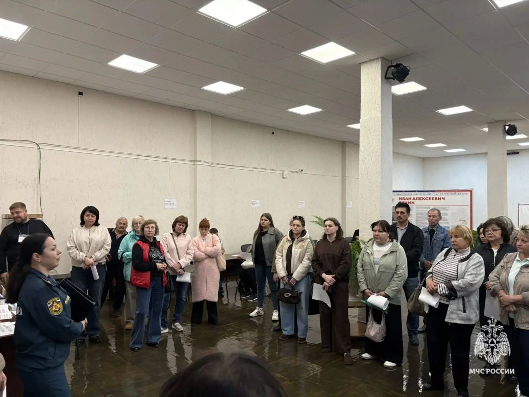 Сотрудники МЧС России провели инструктажи с председателями и членами участковых избирательных комиссий Сотрудники МЧС России провели инструктажи с председателями и членами участковых избирательных комиссий