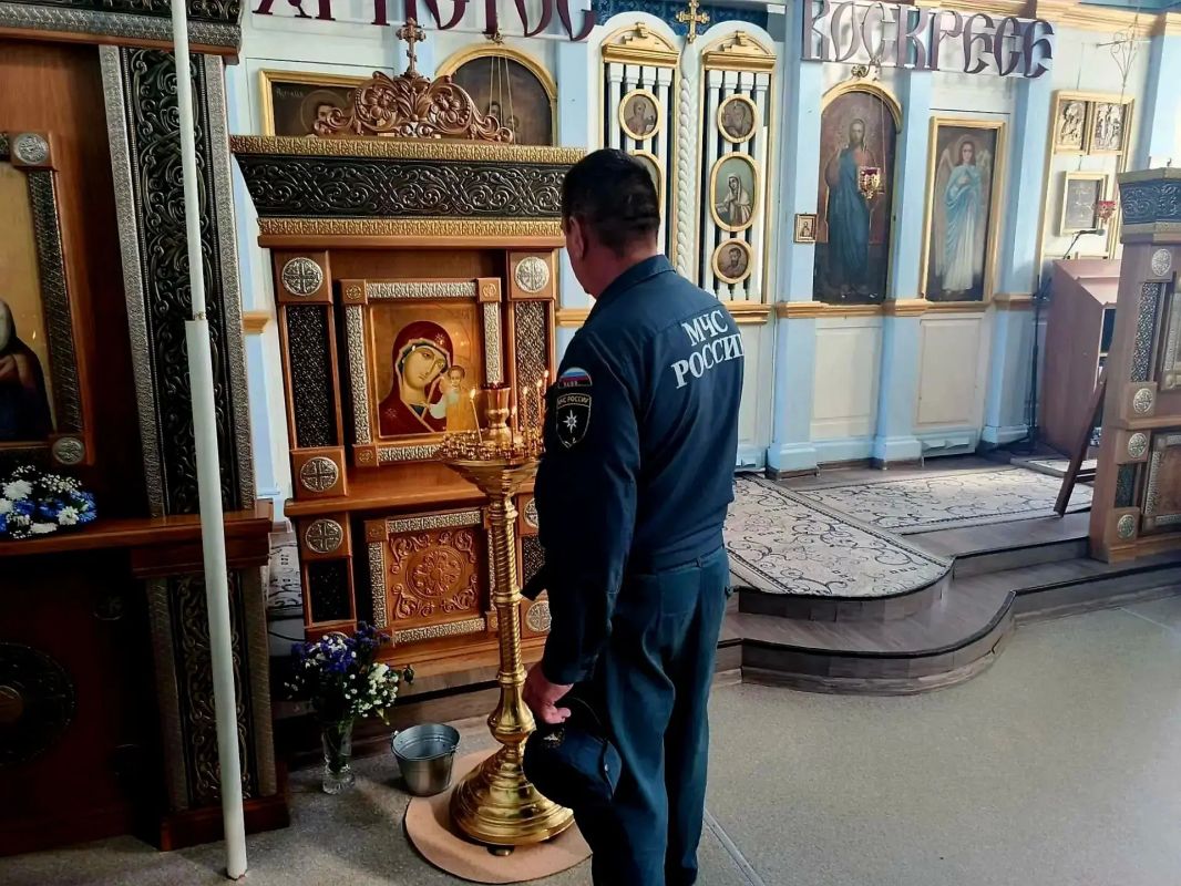 По всей Тульской области спасатели приняли участие в благодарственных молебнах в честь иконы Божией Матери «Неопалимая Купина» По всей Тульской области спасатели приняли участие в благодарственных молебнах в честь иконы Божией Матери «Неопалимая Купина»