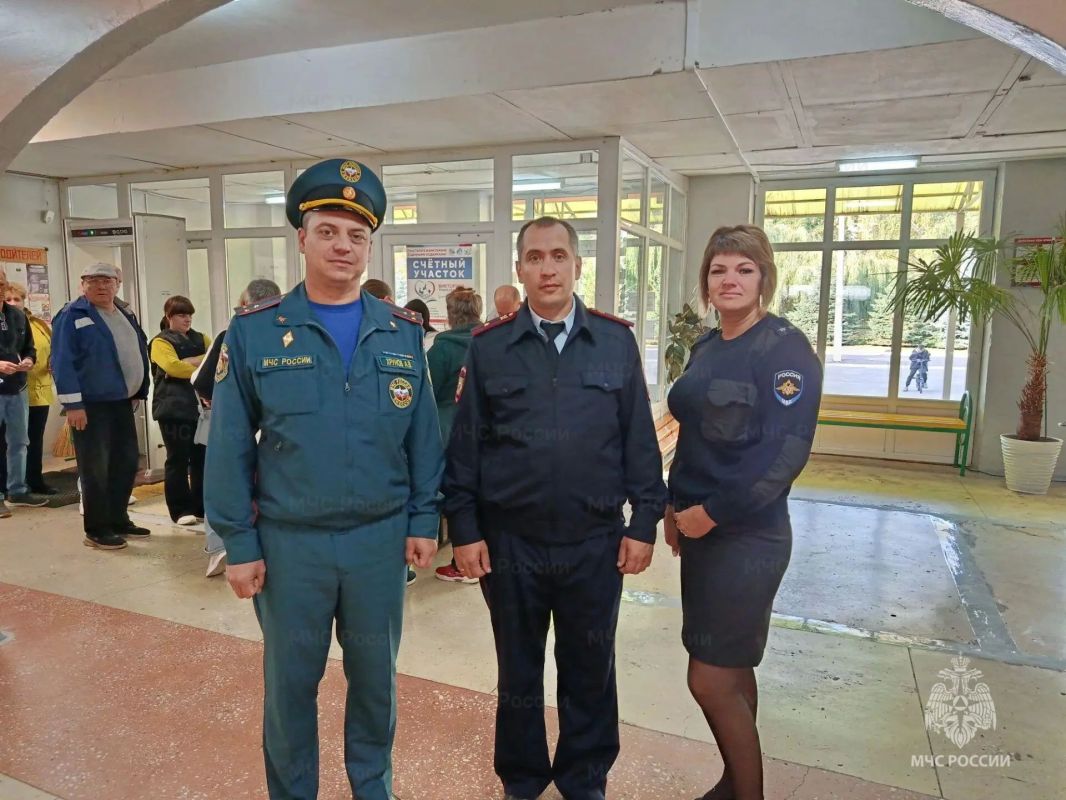 Сотрудники МЧС России обеспечивают безопасность населения в Единый день голосования Сотрудники МЧС России обеспечивают безопасность населения в Единый день голосования