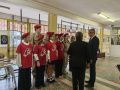 Дмитрий Миляев прибыл в Центр образования №40 для участия в голосовании, осмотрел школьную выставку промыслов и пообщался с одной из пожилых избирательниц