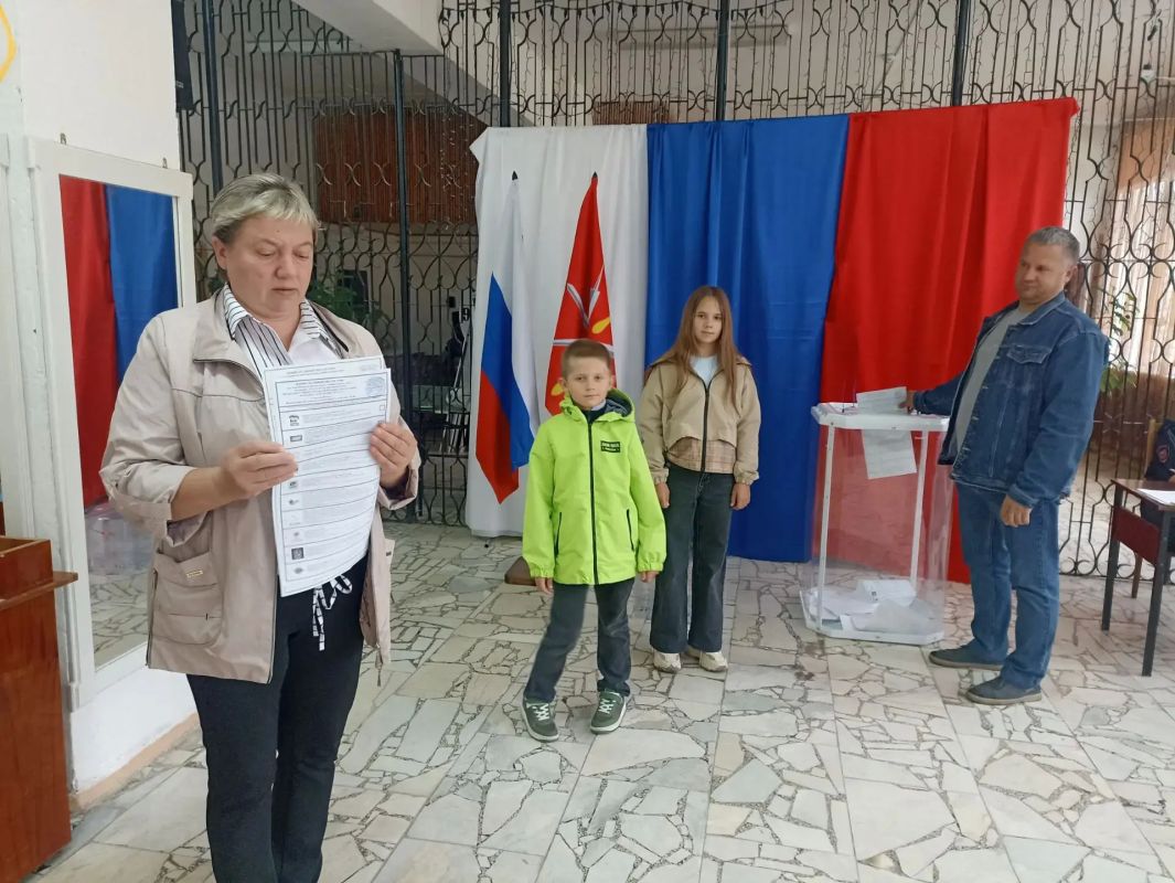 #Выборы2026. Алексинцы приходят на избирательные участки вместе с детьми Ольга и Александр Артамоновы из поселка Авангард взяли с собой на голосование младших Алису и Сашу #Выборы2026. Алексинцы приходят на избирательные участки вместе с детьми Ольга и Александр Артамоновы из поселка Авангард взяли с собой на голосование младших Алису и Сашу