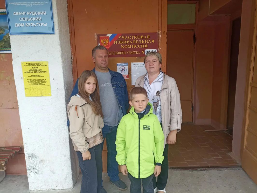 #Выборы2026. Алексинцы приходят на избирательные участки вместе с детьми Ольга и Александр Артамоновы из поселка Авангард взяли с собой на голосование младших Алису и Сашу #Выборы2026. Алексинцы приходят на избирательные участки вместе с детьми Ольга и Александр Артамоновы из поселка Авангард взяли с собой на голосование младших Алису и Сашу