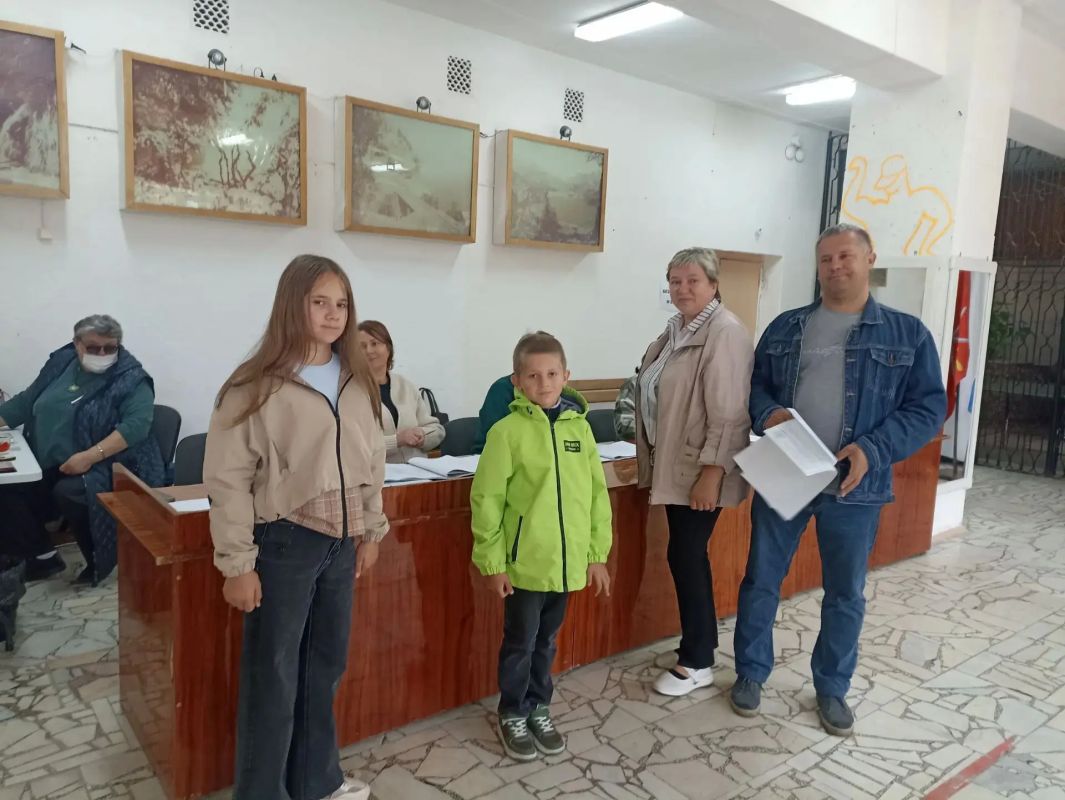 #Выборы2026. Алексинцы приходят на избирательные участки вместе с детьми Ольга и Александр Артамоновы из поселка Авангард взяли с собой на голосование младших Алису и Сашу