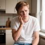 Кислые напитки и еда (цитрусовые, вино, томаты, газировка) снижают pH во рту ниже 5,5, запуская процесс кислотной эрозии и вымывания кальция и фосфатов, предупредила стоматолог «АО Медицина» Алина Дмитрова