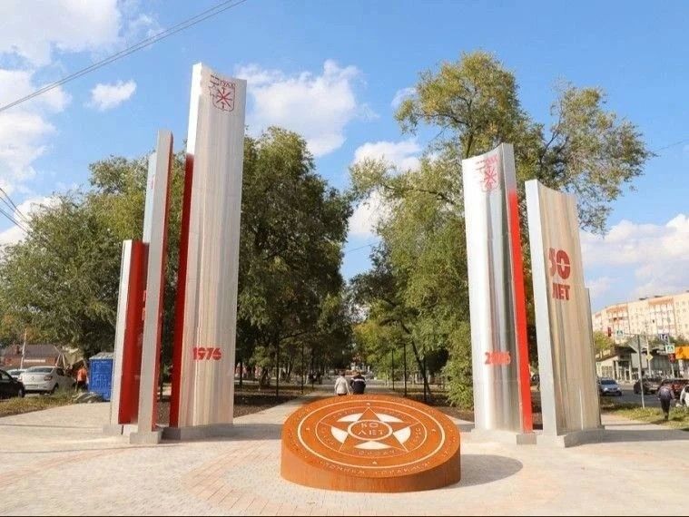 В общественном пространстве на пересечении Оборонной и Староникитской улиц в Туле уложена тротуарная плитка, установлено освещение, размещены скамейки и урны, создана входная группа, посвящённая памятным датам, и облицован... В общественном пространстве на пересечении Оборонной и Староникитской улиц в Туле уложена тротуарная плитка, установлено освещение, размещены скамейки и урны, создана входная группа, посвящённая памятным датам, и облицован...