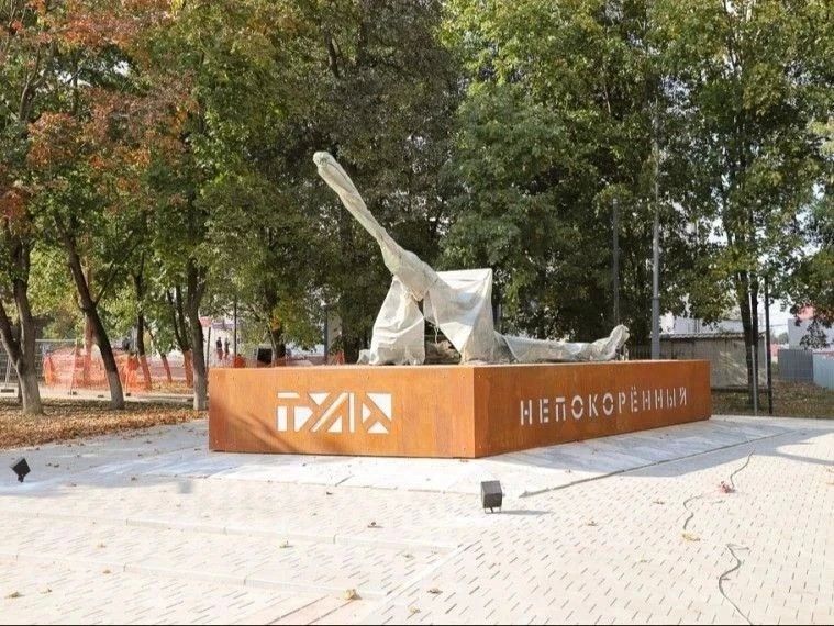 В общественном пространстве на пересечении Оборонной и Староникитской улиц в Туле уложена тротуарная плитка, установлено освещение, размещены скамейки и урны, создана входная группа, посвящённая памятным датам, и облицован... В общественном пространстве на пересечении Оборонной и Староникитской улиц в Туле уложена тротуарная плитка, установлено освещение, размещены скамейки и урны, создана входная группа, посвящённая памятным датам, и облицован...