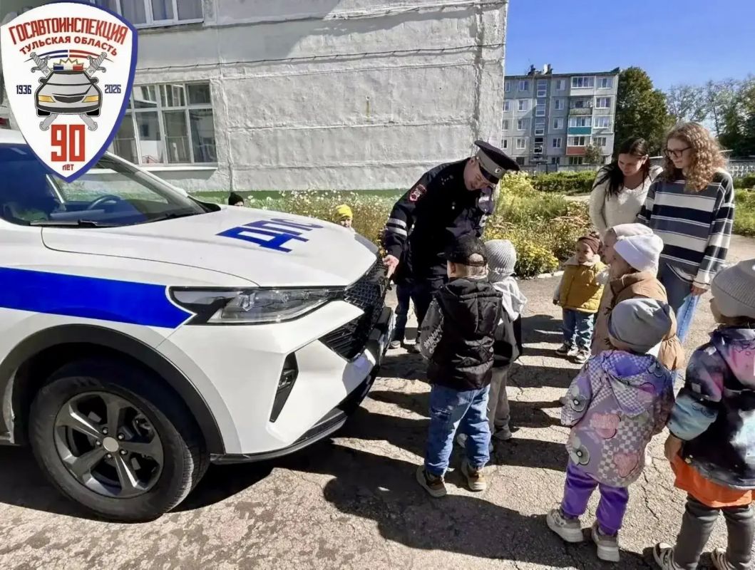 Патрульный автомобиль у детского сада: в Донском воспитанники получили свою «дорожную суперсилу»! Патрульный автомобиль у детского сада: в Донском воспитанники получили свою «дорожную суперсилу»!