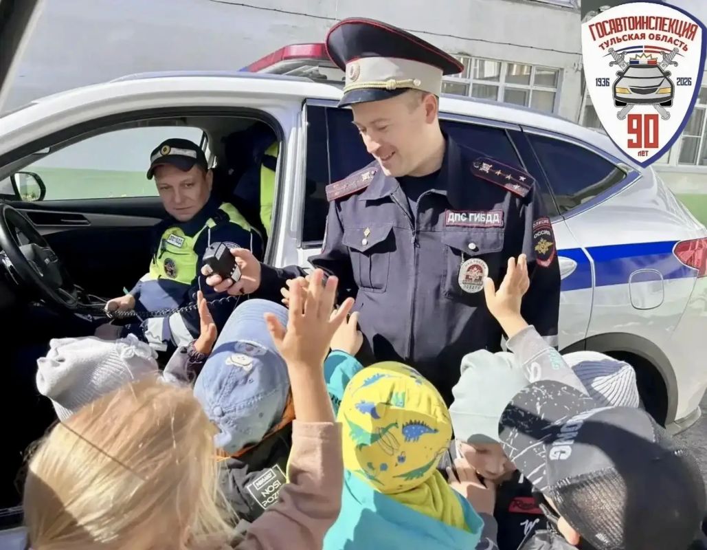 Патрульный автомобиль у детского сада: в Донском воспитанники получили свою «дорожную суперсилу»! Патрульный автомобиль у детского сада: в Донском воспитанники получили свою «дорожную суперсилу»!