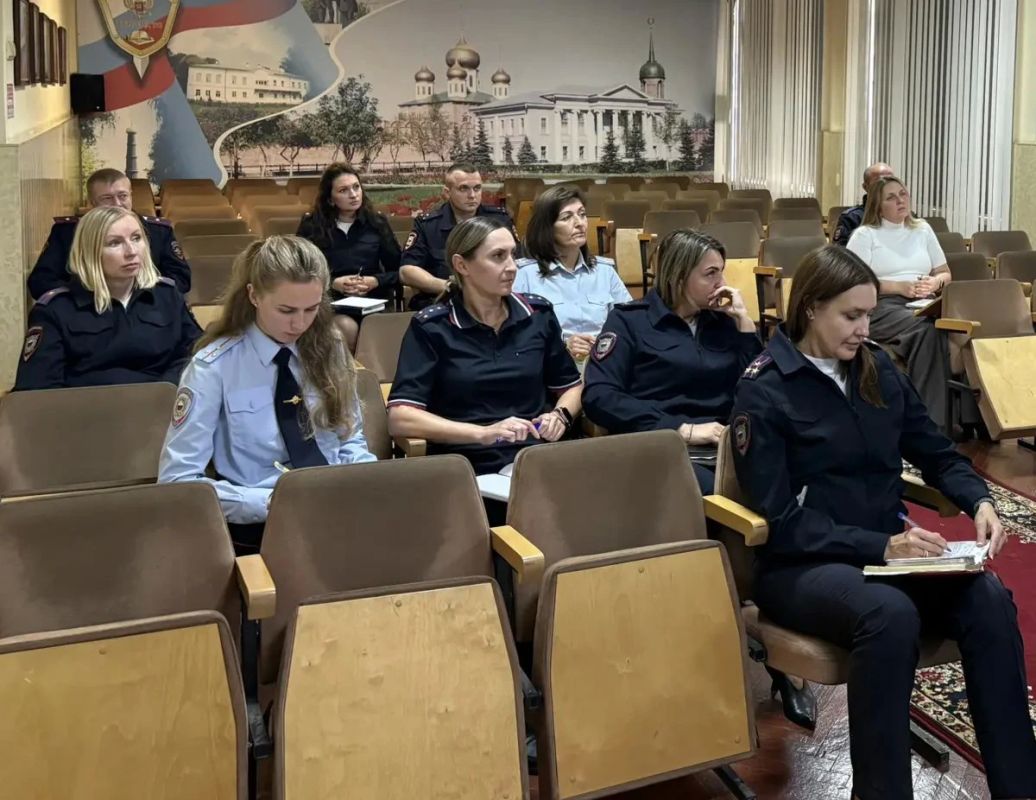 Заместитель председателя Общественного совета при УМВД России по Тульской области провела занятие с преподавателями Центра профессиональной подготовки Заместитель председателя Общественного совета при УМВД России по Тульской области провела занятие с преподавателями Центра профессиональной подготовки