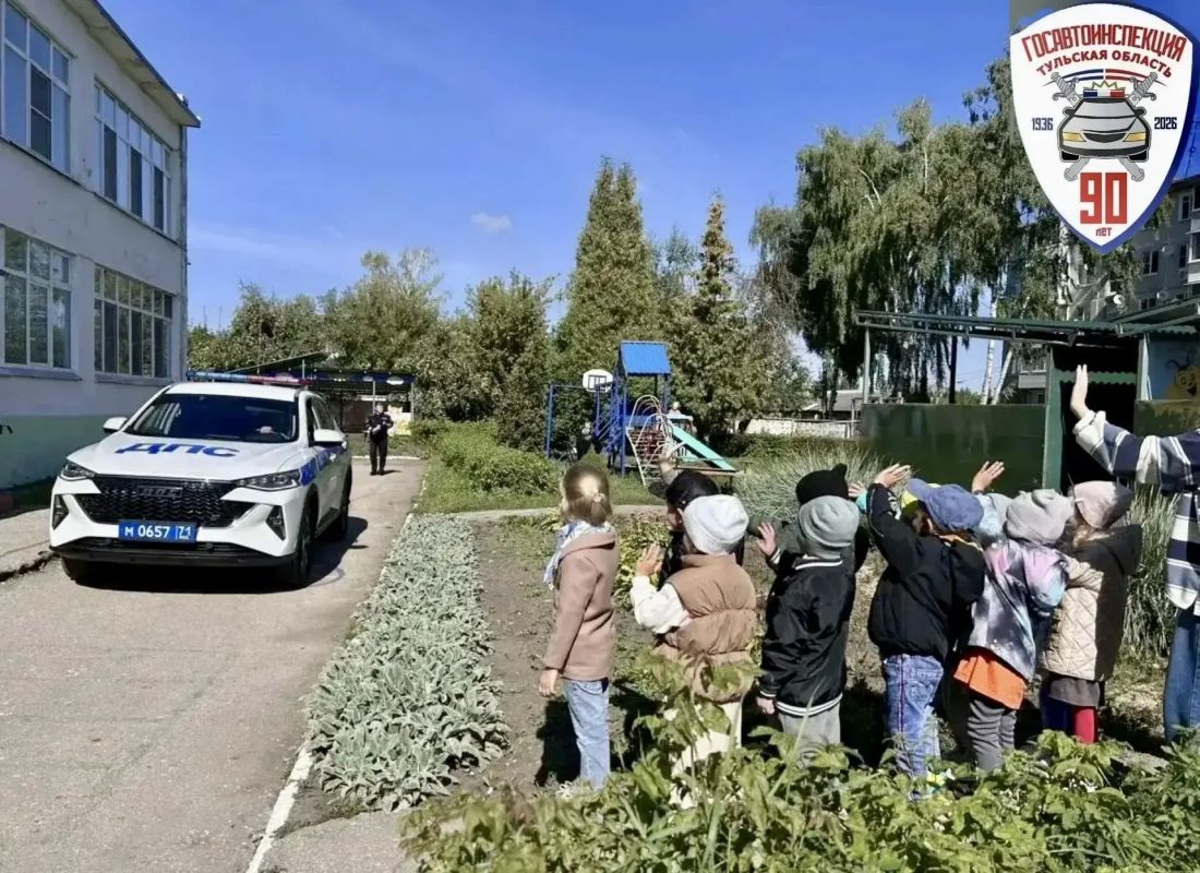 Патрульный автомобиль у детского сада: в Донском воспитанники получили свою «дорожную суперсилу»! Патрульный автомобиль у детского сада: в Донском воспитанники получили свою «дорожную суперсилу»!