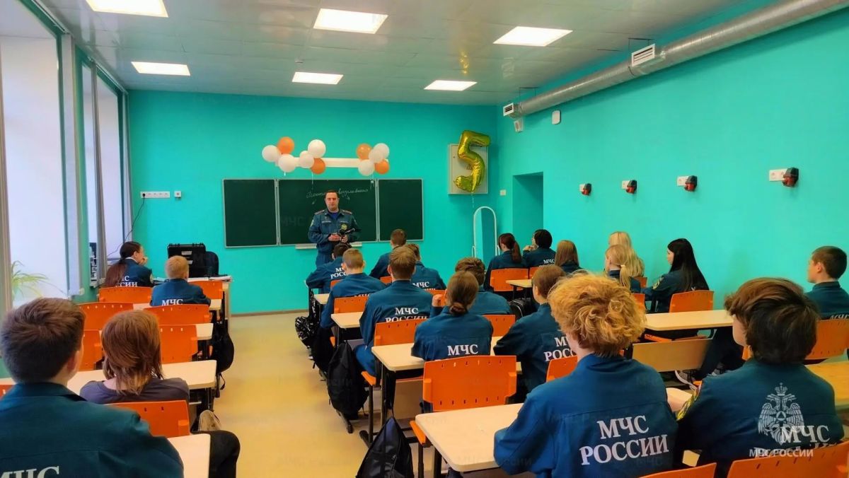 В Узловой сотрудники МЧС России познакомили школьников с профессией спасателя, вузами МЧС России и правилами пожарной безопасности В Узловой сотрудники МЧС России познакомили школьников с профессией спасателя, вузами МЧС России и правилами пожарной безопасности