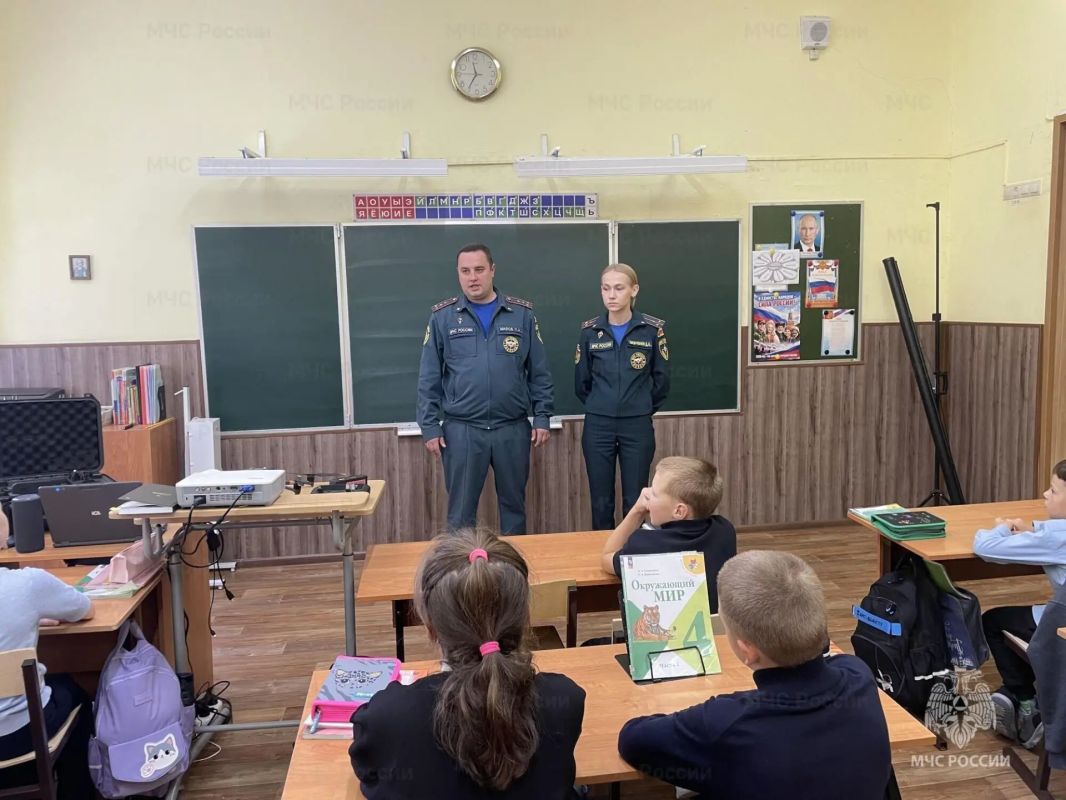 В Узловой сотрудники МЧС России познакомили школьников с профессией спасателя, вузами МЧС России и правилами пожарной безопасности В Узловой сотрудники МЧС России познакомили школьников с профессией спасателя, вузами МЧС России и правилами пожарной безопасности