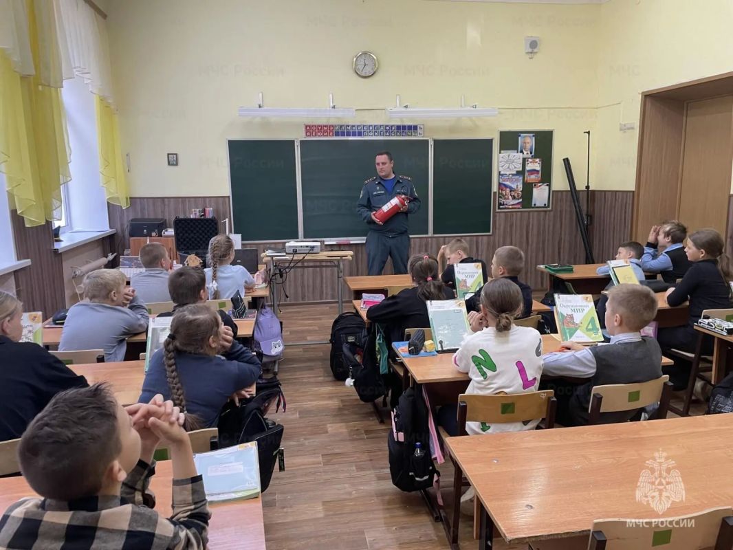 В Узловой сотрудники МЧС России познакомили школьников с профессией спасателя, вузами МЧС России и правилами пожарной безопасности В Узловой сотрудники МЧС России познакомили школьников с профессией спасателя, вузами МЧС России и правилами пожарной безопасности