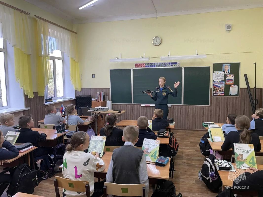 В Узловой сотрудники МЧС России познакомили школьников с профессией спасателя, вузами МЧС России и правилами пожарной безопасности В Узловой сотрудники МЧС России познакомили школьников с профессией спасателя, вузами МЧС России и правилами пожарной безопасности