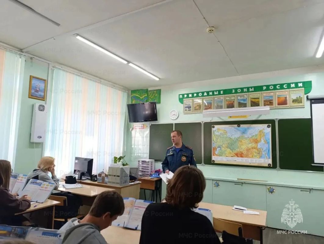 В Узловой сотрудники МЧС России познакомили школьников с профессией спасателя, вузами МЧС России и правилами пожарной безопасности В Узловой сотрудники МЧС России познакомили школьников с профессией спасателя, вузами МЧС России и правилами пожарной безопасности