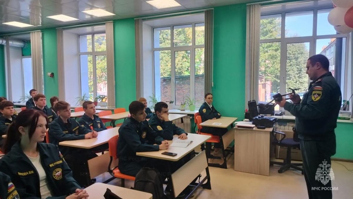 В Узловой сотрудники МЧС России познакомили школьников с профессией спасателя, вузами МЧС России и правилами пожарной безопасности В Узловой сотрудники МЧС России познакомили школьников с профессией спасателя, вузами МЧС России и правилами пожарной безопасности