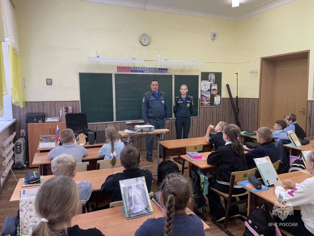 В Узловой сотрудники МЧС России познакомили школьников с профессией спасателя, вузами МЧС России и правилами пожарной безопасности В Узловой сотрудники МЧС России познакомили школьников с профессией спасателя, вузами МЧС России и правилами пожарной безопасности