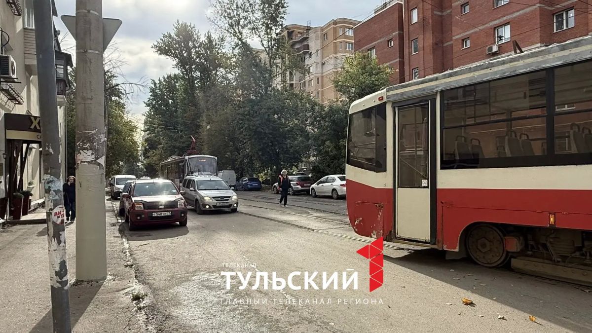 Сразу на трёх улицах в Туле остановлено движение трамваев Сразу на трёх улицах в Туле остановлено движение трамваев