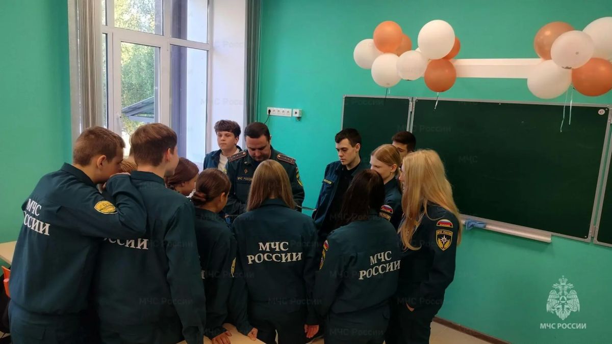 В Узловой сотрудники МЧС России познакомили школьников с профессией спасателя, вузами МЧС России и правилами пожарной безопасности В Узловой сотрудники МЧС России познакомили школьников с профессией спасателя, вузами МЧС России и правилами пожарной безопасности