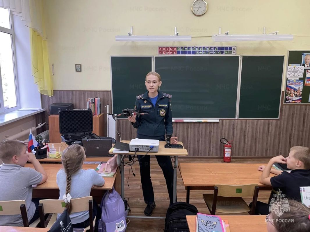 В Узловой сотрудники МЧС России познакомили школьников с профессией спасателя, вузами МЧС России и правилами пожарной безопасности В Узловой сотрудники МЧС России познакомили школьников с профессией спасателя, вузами МЧС России и правилами пожарной безопасности