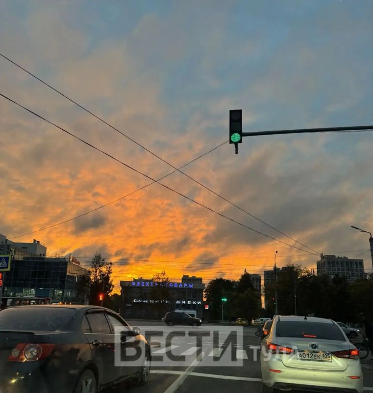 Смотрим в окно! Для нас нарисовали красивейший закат