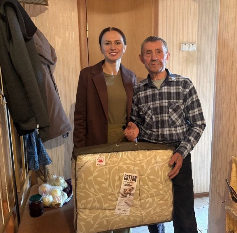 Заместитель председателя Тульской городской Думы, заместитель руководителя фракции «Единая Россия» Дарья Герасимова навестила Евгения Петровича Андрейкина и поздравила его с 85-летием
