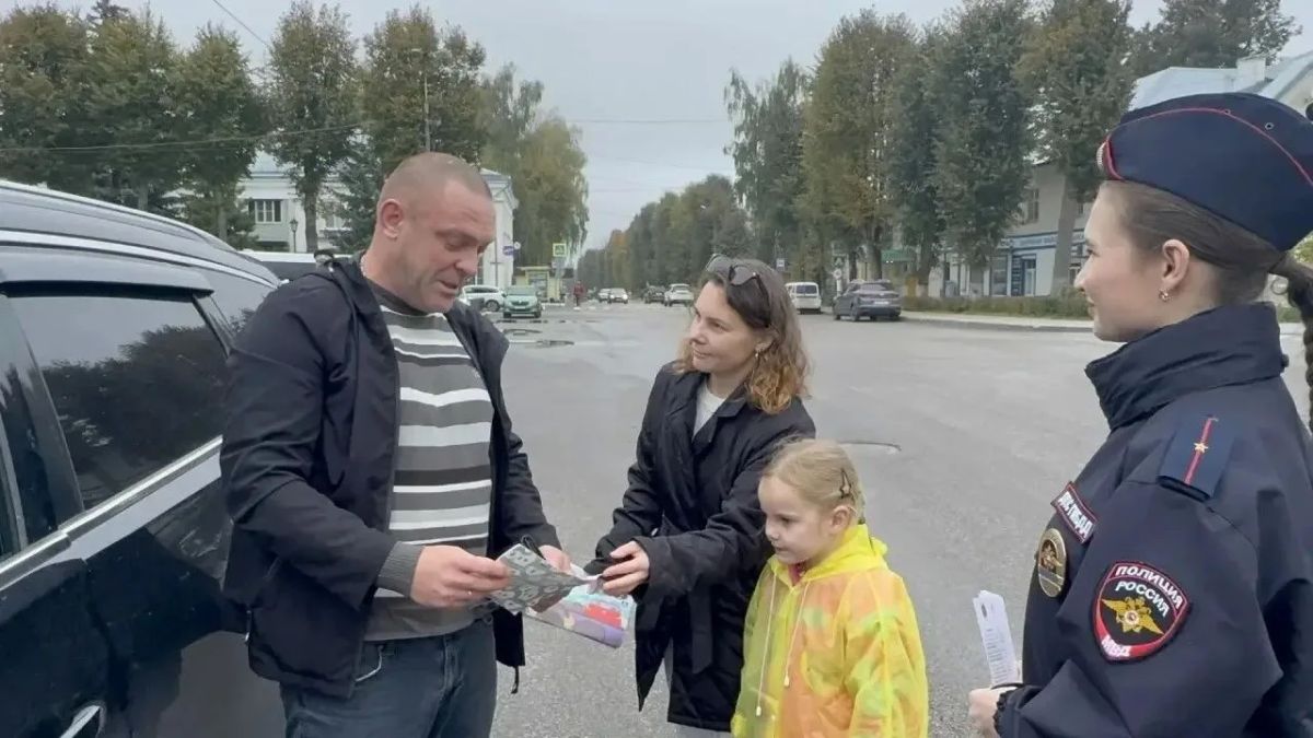 Сотрудники Госавтоинспекции города Новомосковска и Щекинского района Тульской области провели акцию «Ребенок – главный пассажир» Сотрудники Госавтоинспекции города Новомосковска и Щекинского района Тульской области провели акцию «Ребенок – главный пассажир»