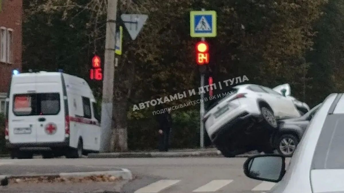 В Туле "Ниссан" чуть не перевернул "Лексус" В Туле "Ниссан" чуть не перевернул "Лексус"