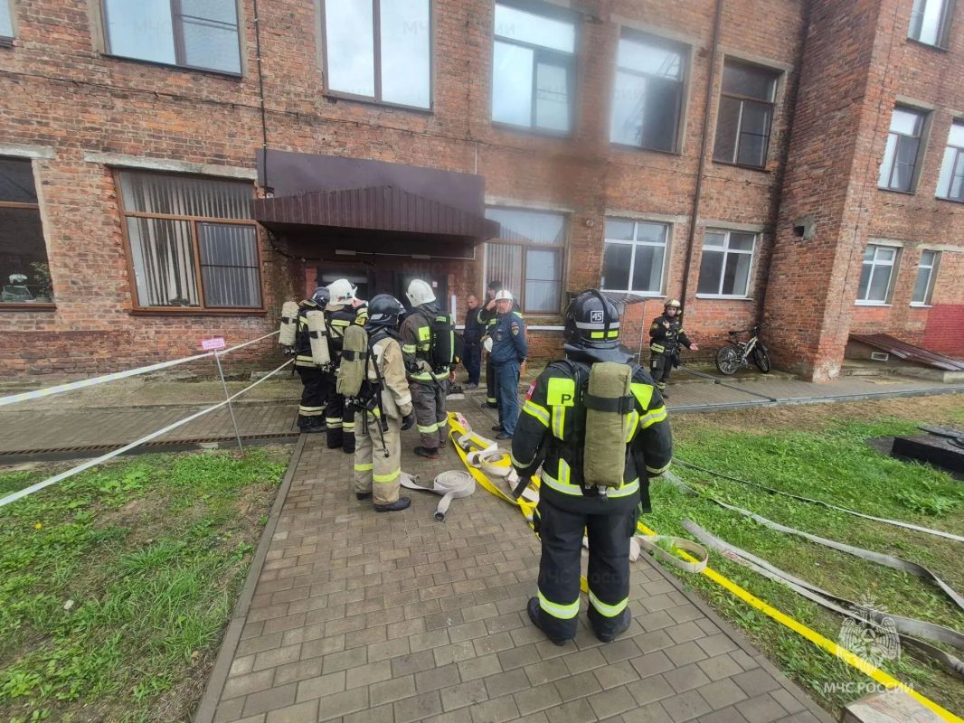 Белевские спасатели провели пожарно-тактические учения на объекте торговли Белевские спасатели провели пожарно-тактические учения на объекте торговли