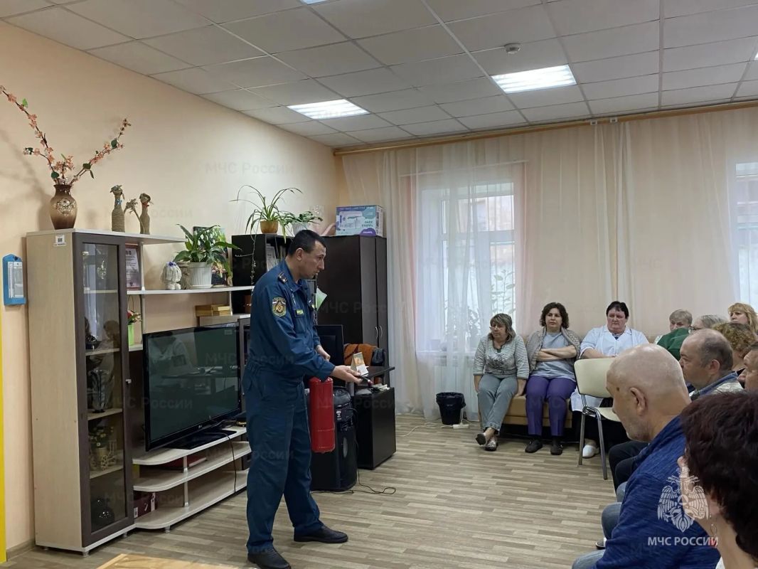 В Веневе спасатели провели тренировочную эвакуацию в центре социального обслуживания населения В Веневе спасатели провели тренировочную эвакуацию в центре социального обслуживания населения