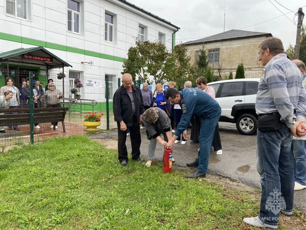 В Веневе спасатели провели тренировочную эвакуацию в центре социального обслуживания населения В Веневе спасатели провели тренировочную эвакуацию в центре социального обслуживания населения