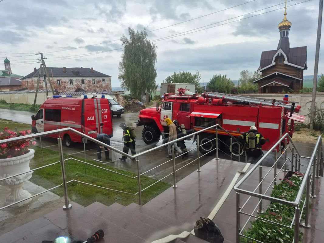Белевские спасатели провели пожарно-тактические учения на объекте торговли Белевские спасатели провели пожарно-тактические учения на объекте торговли