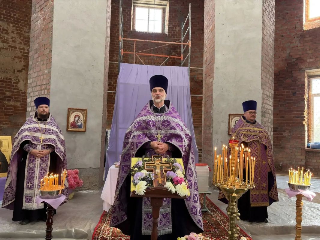В праздник Воздвижения Животворящего Креста Господня в восстанавливающемся Крестовоздвиженском храме поселка Ленинский состоялось освящение колоколов В праздник Воздвижения Животворящего Креста Господня в восстанавливающемся Крестовоздвиженском храме поселка Ленинский состоялось освящение колоколов