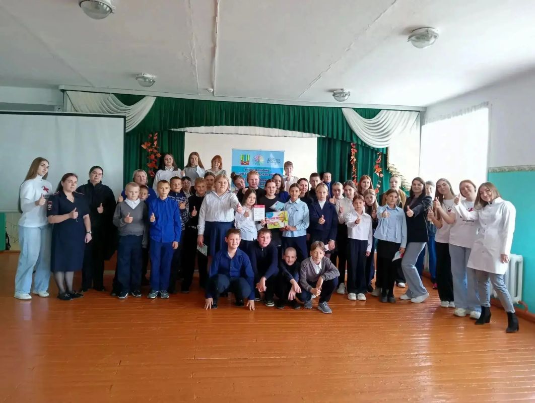«Быть здоровым — это модно»: квест для школьников в Азейской школе провели сотрудники полиции и медицинские работники «Быть здоровым — это модно»: квест для школьников в Азейской школе провели сотрудники полиции и медицинские работники