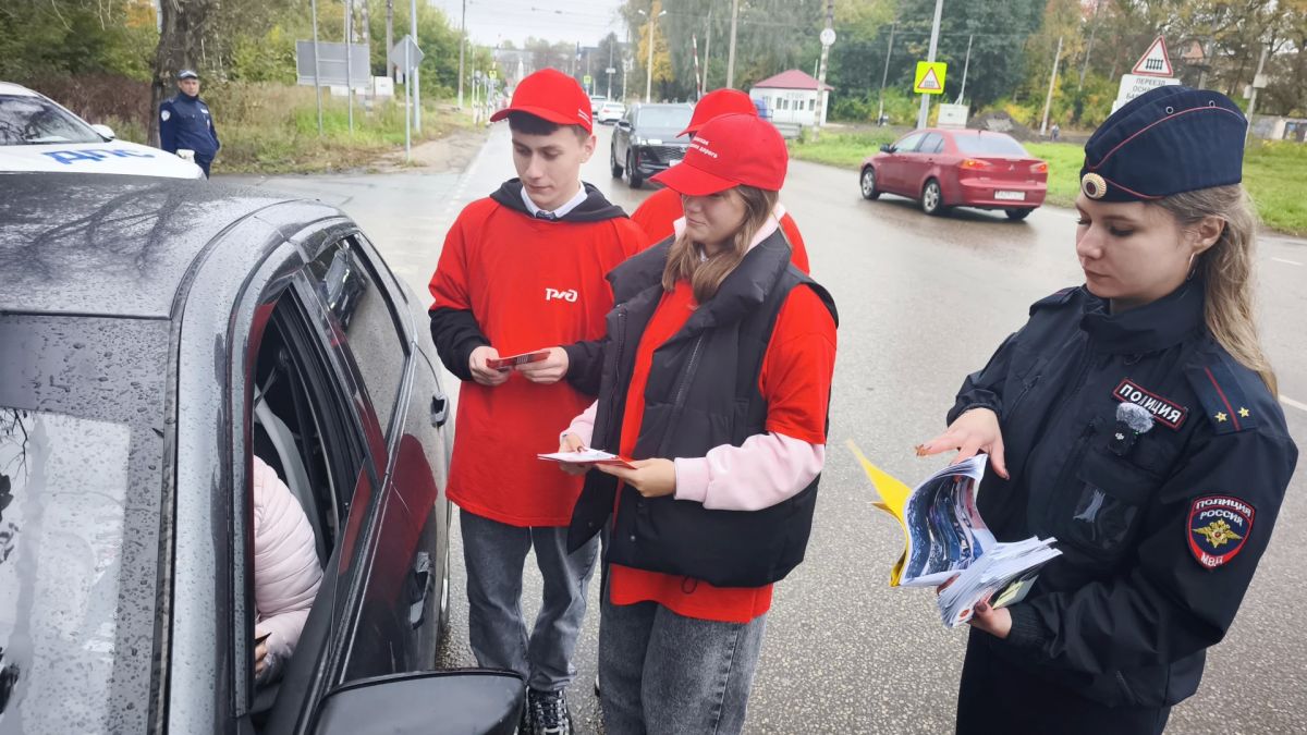 Железнодорожники провели профилактическую акцию на переезде в Тульской области Железнодорожники провели профилактическую акцию на переезде в Тульской области