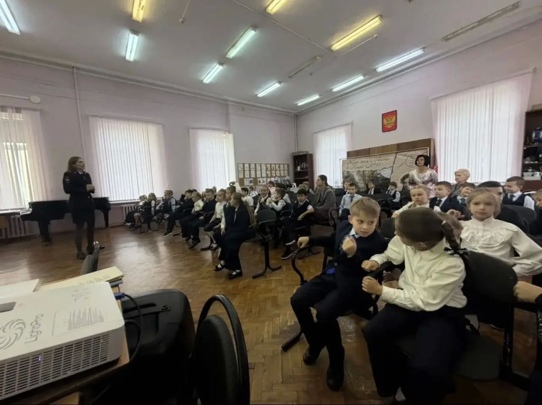В рамках Всероссийской недели безопасности сотрудник Госавтоинспекции города Тулы напомнила ПДД учащимся образовательных учреждений В рамках Всероссийской недели безопасности сотрудник Госавтоинспекции города Тулы напомнила ПДД учащимся образовательных учреждений