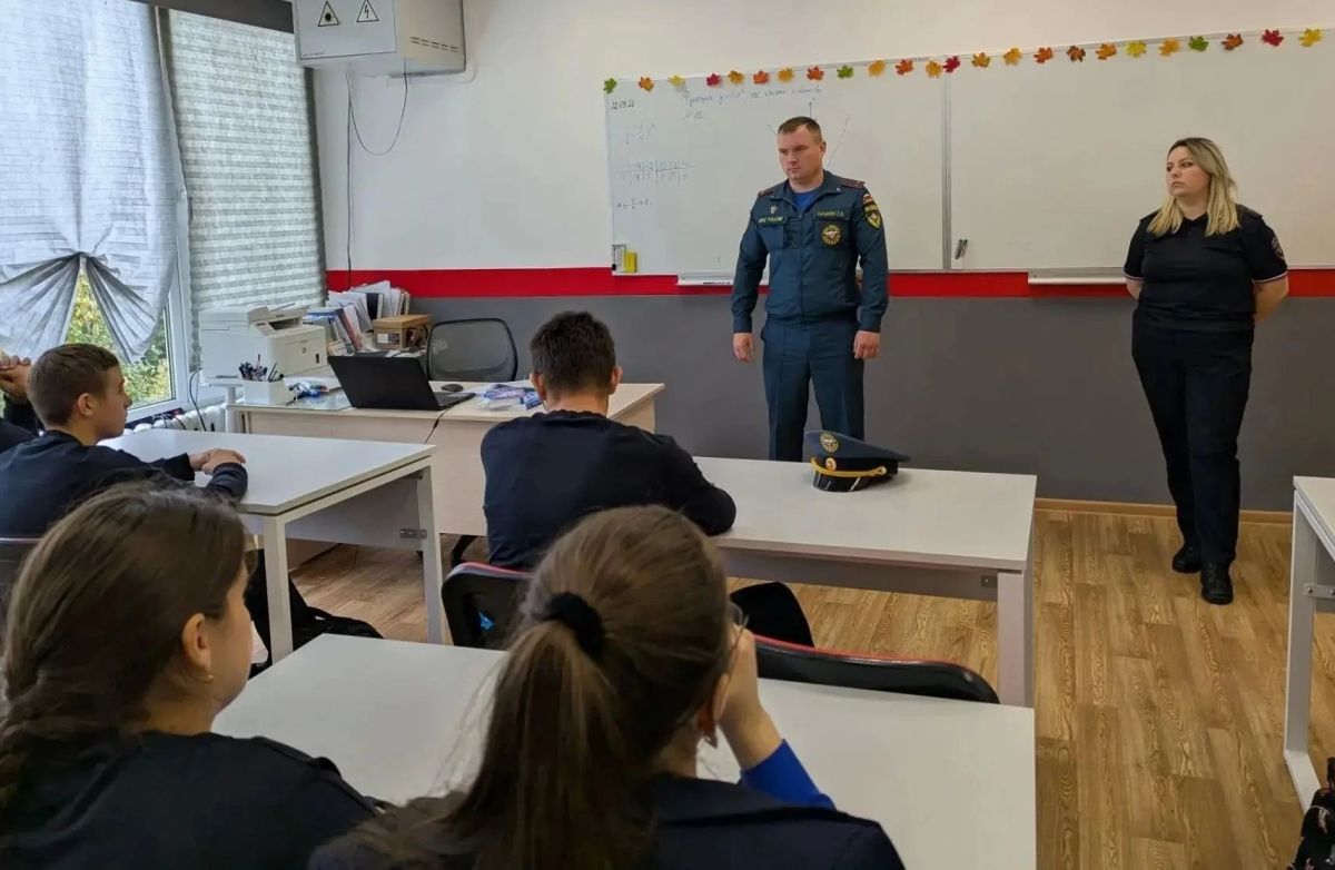В Одоевском районе сотрудники полиции и МЧС провели профилактический урок и профориентационную встречу со школьниками
