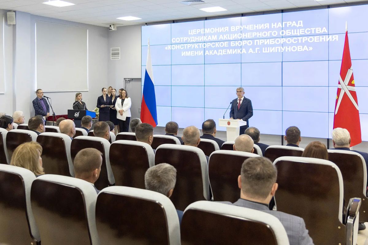 Губернатор Дмитрий Миляев наградил сотрудников АО «КБП им. академика А. Г. Шипунова» Губернатор Дмитрий Миляев наградил сотрудников АО «КБП им. академика А. Г. Шипунова»